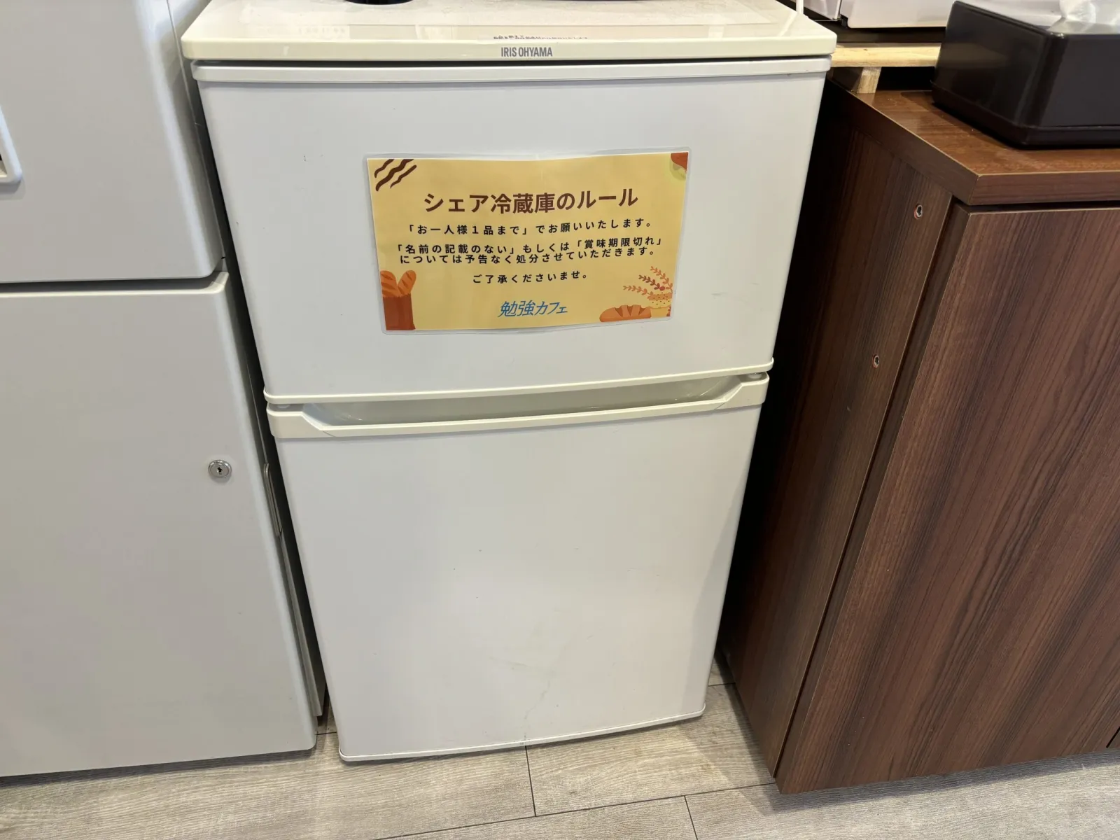 勉強カフェ 大阪江坂ローソン店内 写真