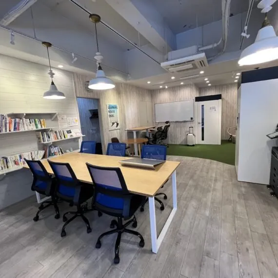 勉強カフェ 大阪江坂ローソン店内