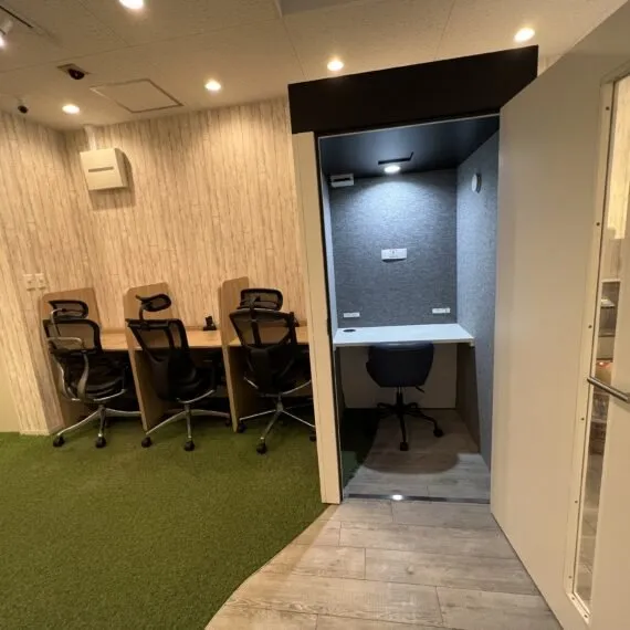 勉強カフェ 大阪江坂ローソン店内 写真