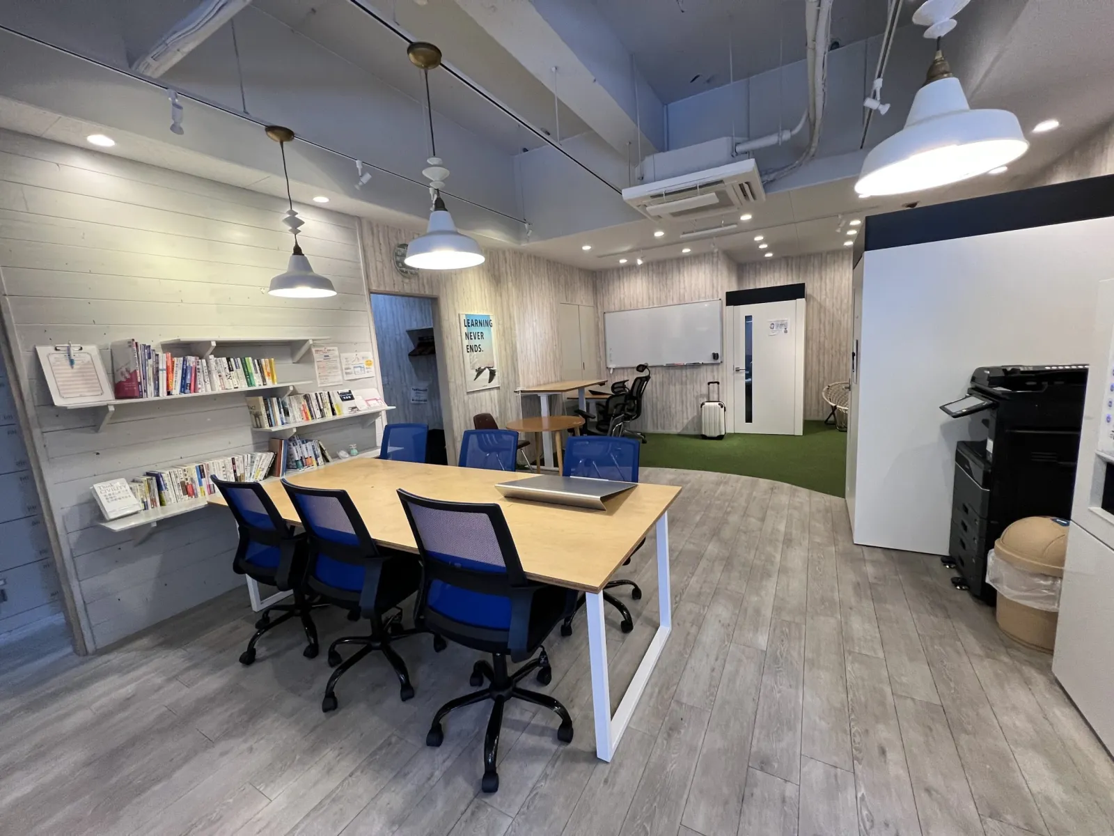 勉強カフェ 大阪江坂ローソン店内 写真