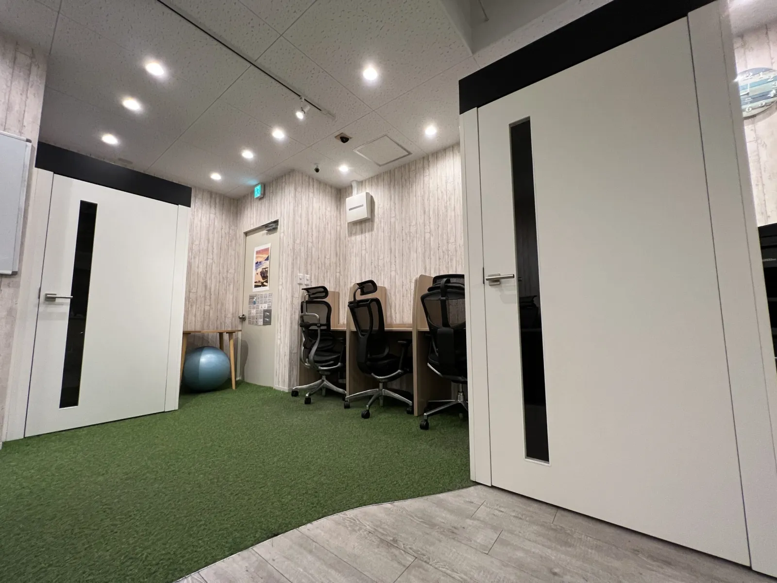 勉強カフェ 大阪江坂ローソン店内 写真
