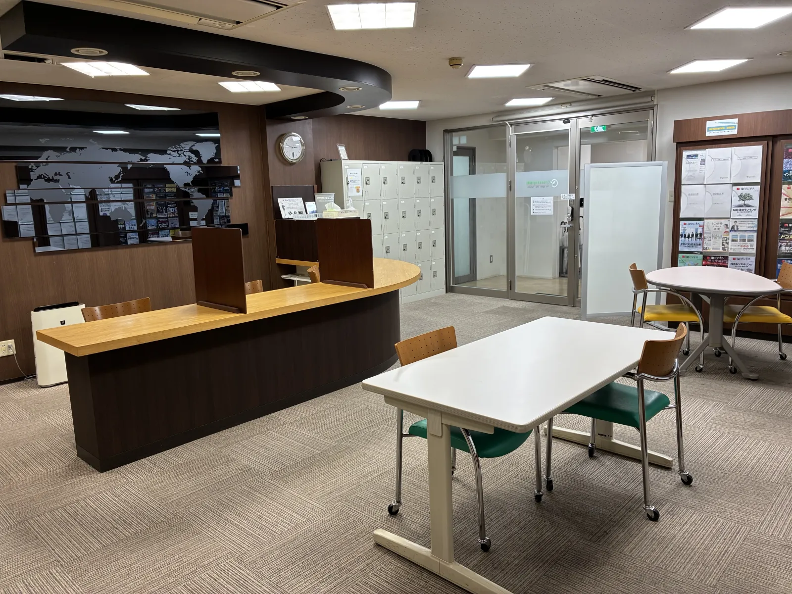 ラウンジはPC利用や飲食も可能なスペースです