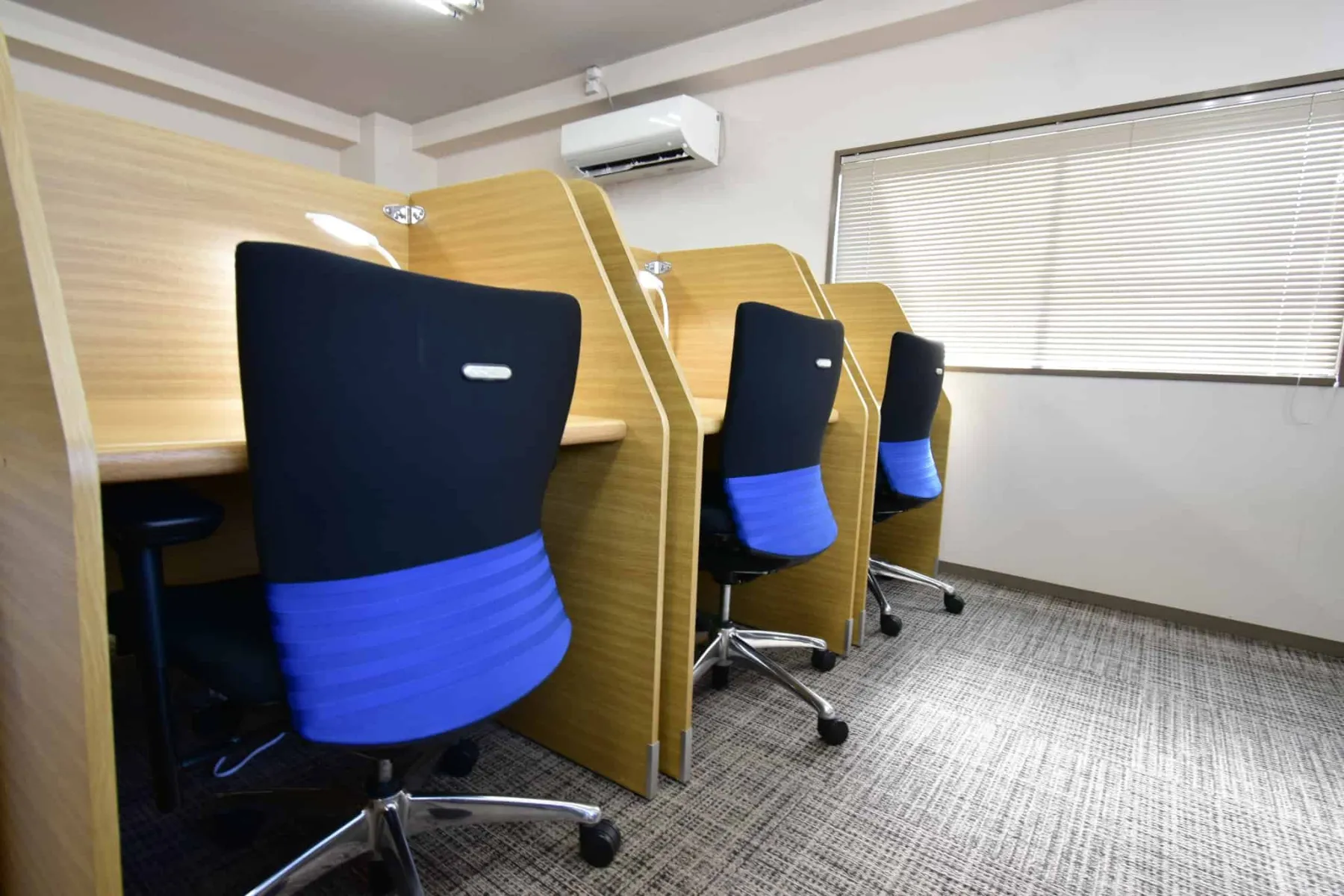 Desk and Chair 新蔵店 写真