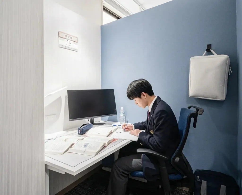 自習室 KAKOI 本郷三丁目駅前店 写真