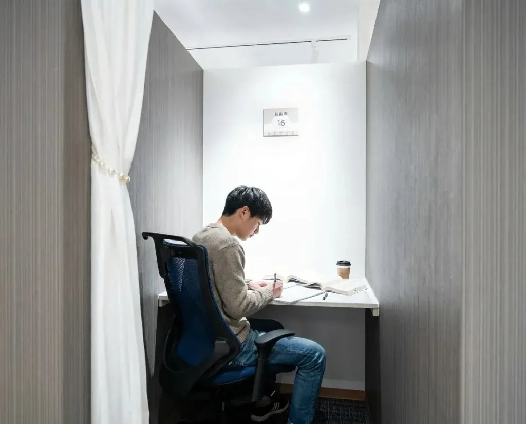 自習室 KAKOI 本郷三丁目駅前店