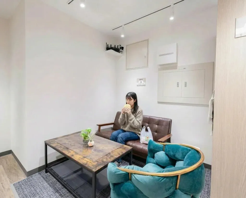 自習室 KAKOI 本郷三丁目駅前店 写真